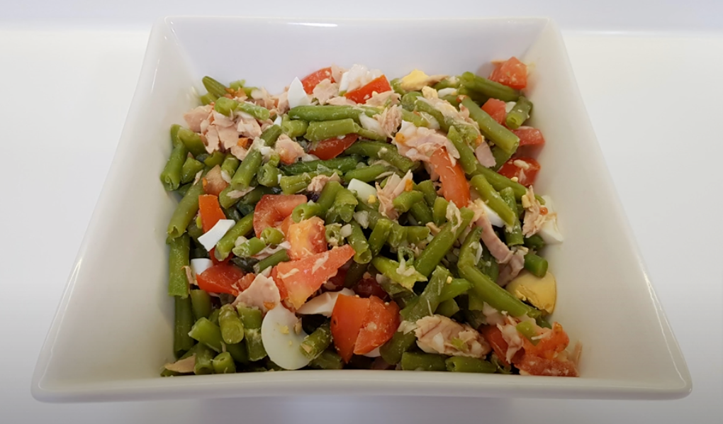 Ensalada de judías verdes con huevo y atún